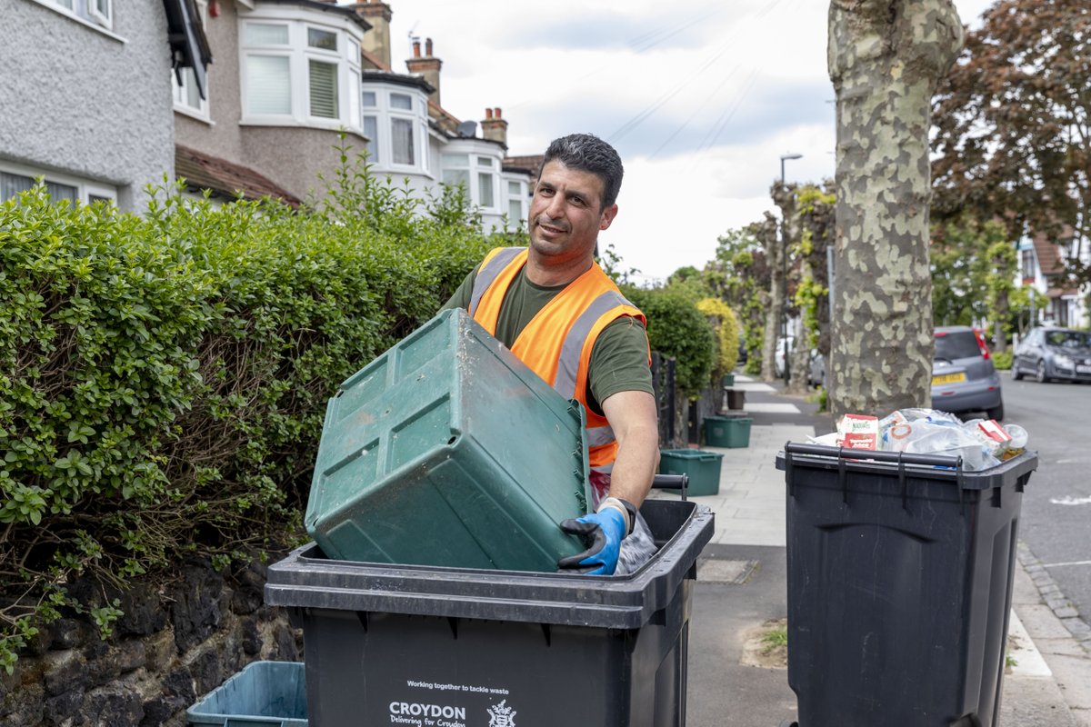 ⏰There are no changes to household waste & recycling collections this bank holiday weekend, so you can put your bins out as usual. Our hard-working crews will be out and about collecting your recycling & rubbish♻️ 📅Check your collection day: service.croydon.gov.uk/wasteservices/…