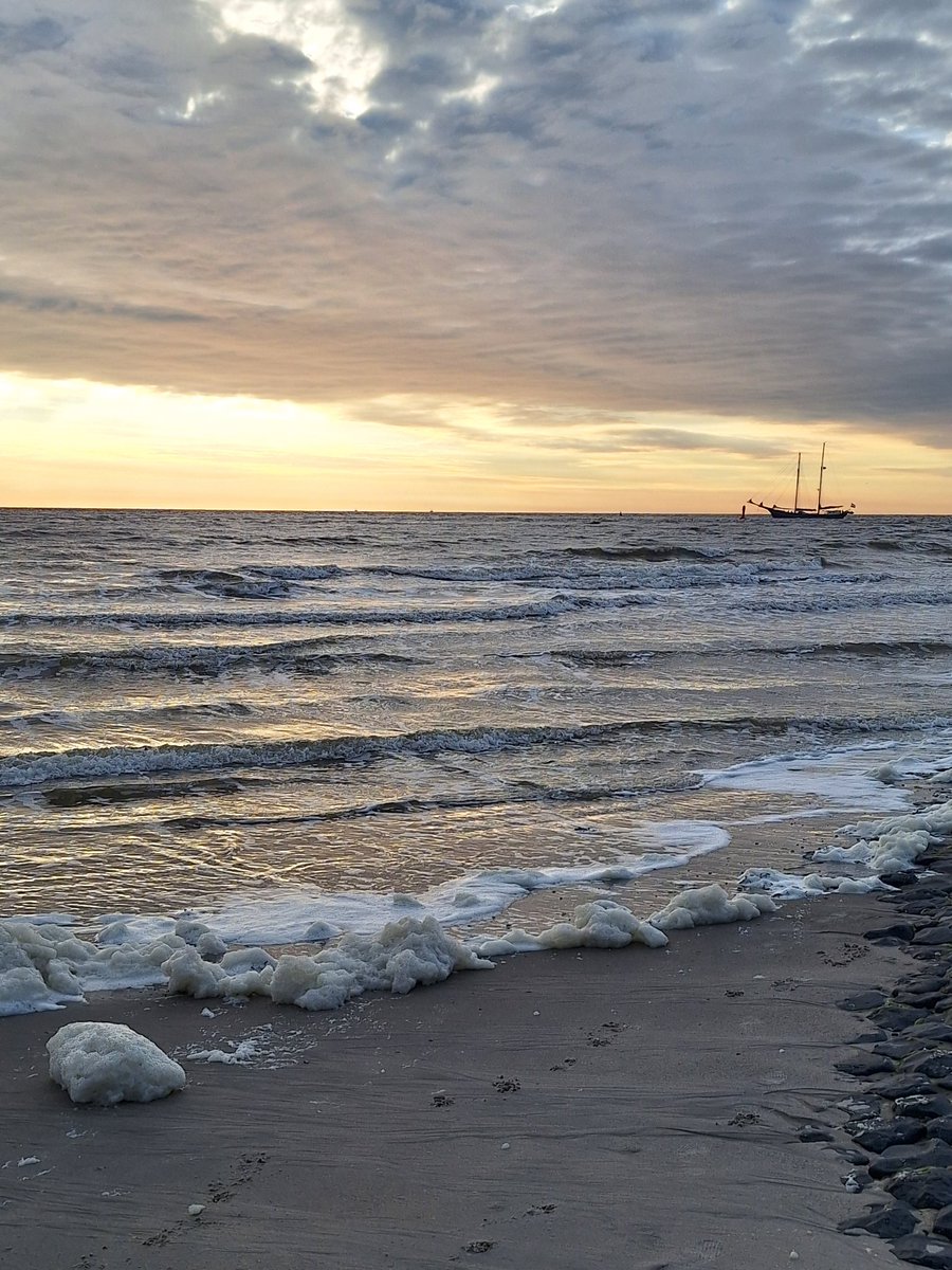 Die Flut kommt!!!

Es ist soooo herrlich hier am Strand zu stehen 🥰🤗🥰
#Ostfriesland #Norderney
