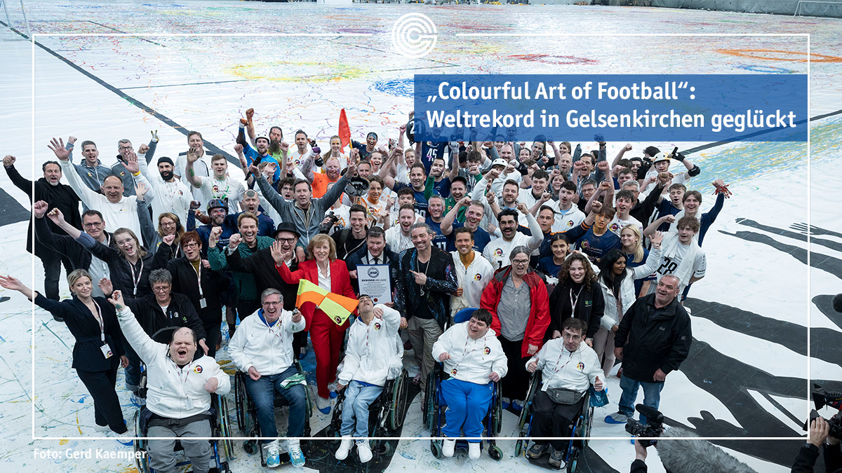 13.033,85 qm - das größte Bild der Welt ist heute in der Arena AufSchalke entstanden. Weltrekord in #Gelsenkirchen! 🙂 Das Charity-Kunstevent „Colourful Art of Football“ fand im Rahmen des Frühlingsempfangs von OB Karin Welge statt: t1p.de/m5r12