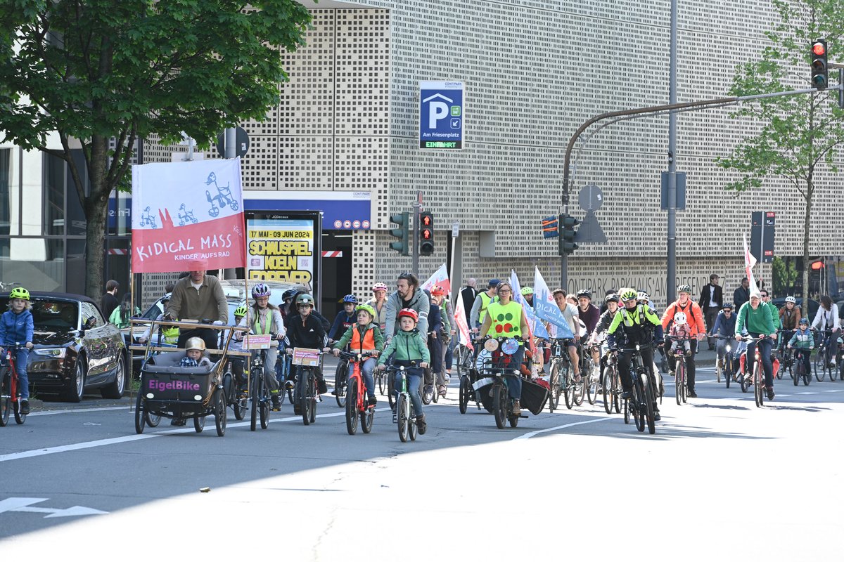 KidicalmassK's tweet image. Hurra! Wir waren 2000, die bei den ersten Kölner #VeedelKidicalMass Kölns Straßen erobert haben. 
Herzlichen 😍🙏Dank an Euch alle, die als #KidicalMass laut und bunt auf Fahrrädern für sichere Radwege demonstriert haben!
Save the Date 16.-09.-27.10.2024
kidicalmasskoeln.org
