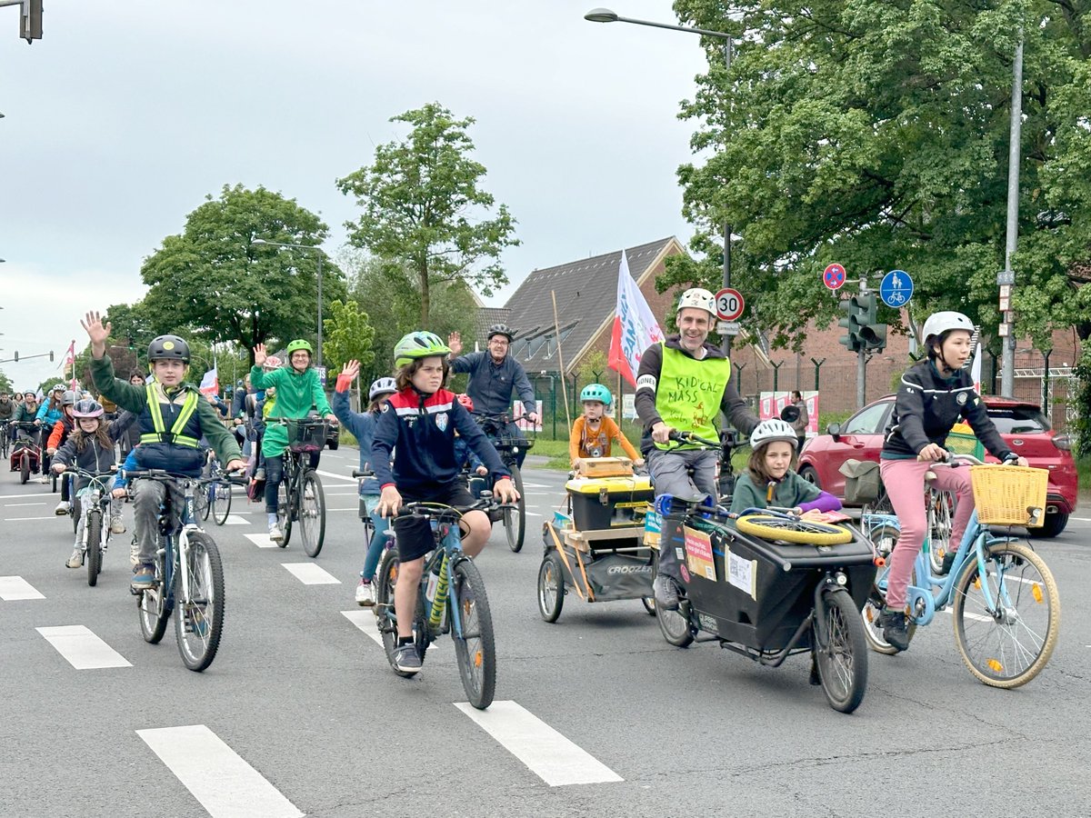 KidicalmassK's tweet image. Hurra! Wir waren 2000, die bei den ersten Kölner #VeedelKidicalMass Kölns Straßen erobert haben. 
Herzlichen 😍🙏Dank an Euch alle, die als #KidicalMass laut und bunt auf Fahrrädern für sichere Radwege demonstriert haben!
Save the Date 16.-09.-27.10.2024
kidicalmasskoeln.org