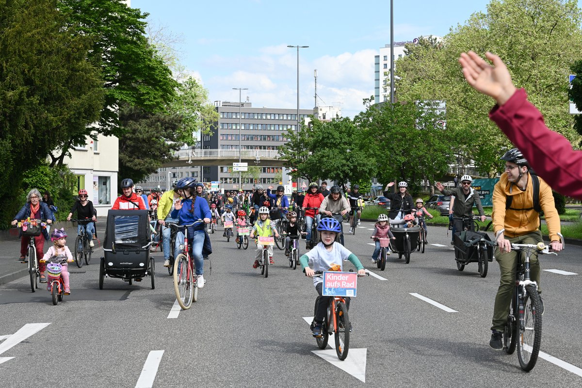 KidicalmassK's tweet image. Hurra! Wir waren 2000, die bei den ersten Kölner #VeedelKidicalMass Kölns Straßen erobert haben. 
Herzlichen 😍🙏Dank an Euch alle, die als #KidicalMass laut und bunt auf Fahrrädern für sichere Radwege demonstriert haben!
Save the Date 16.-09.-27.10.2024
kidicalmasskoeln.org