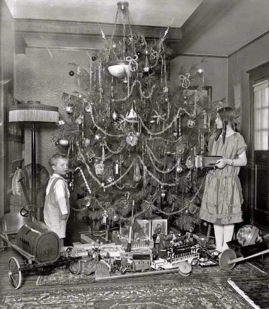 What Christmas looked like 100 years ago. Two children around a Christmas tree, Washington D.C. 1920.