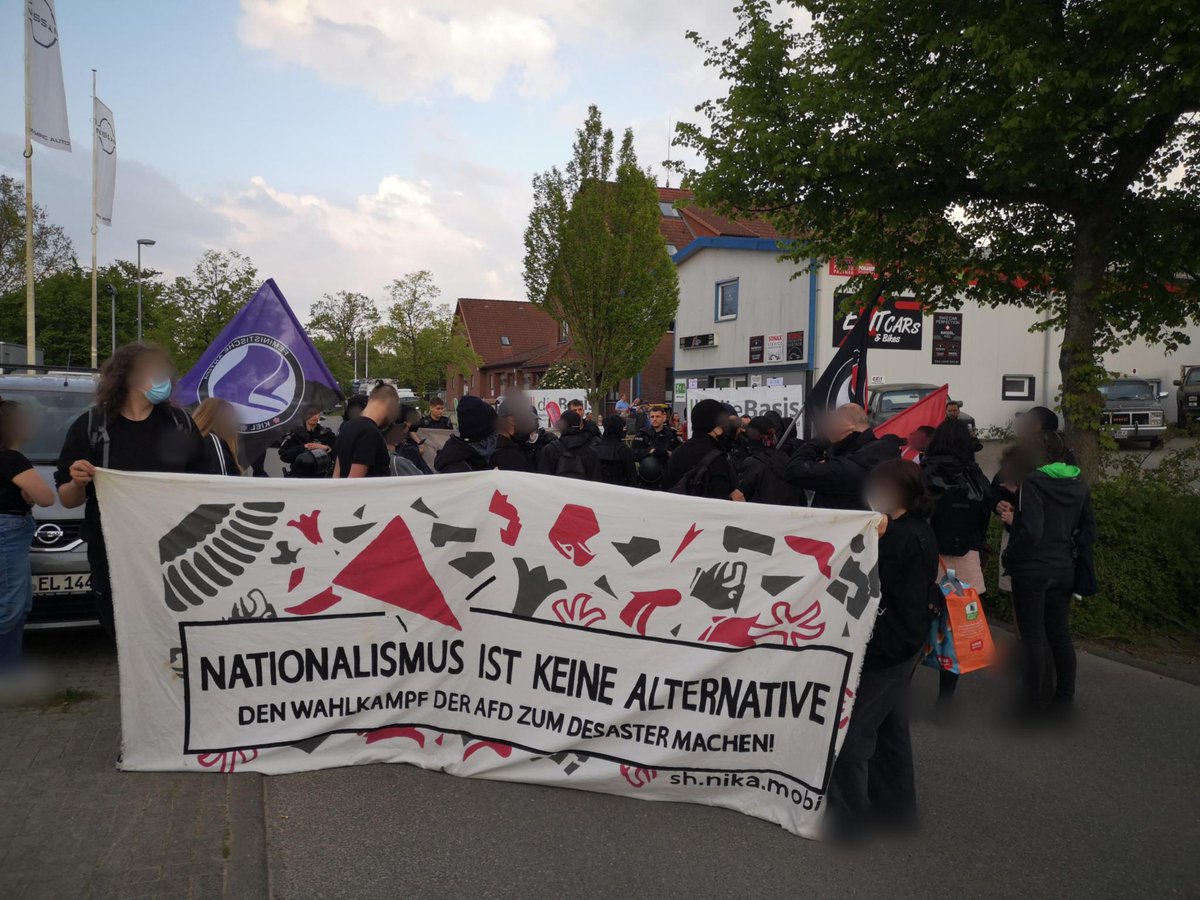 am 3.5. war die #AfD erneut bei Exit Cars in #Schwentinental um dort einen 'Bürgerdialog' zu veranstalten. 
Gegen die Veranstaltung demonstrierten 40 #Antifa|schist*innen und blockierten zum Teil die Anfahrt. 

Unser Bericht: tkkg.noblogs.org/post/2024/05/0…

#Kiel #NoAfD #NoNazisSh