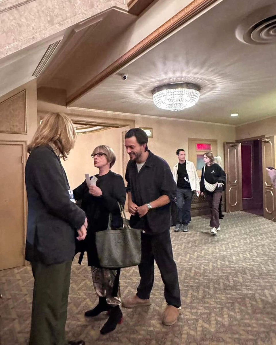 ✨NEW✨ Jonny with a fan while he was visiting The Great Gatsby on Broadway with the incredible Patti Lupone! 

📸: Lana Kaczmarek (Thank you annoumamuse for finding the source!!) 

#jonathanbailey #pattilupone