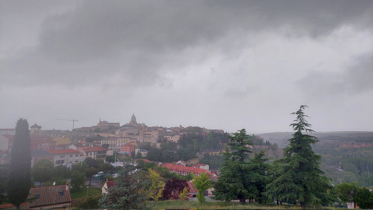 La #tormenta segunda del domingo llegó en forma de #arcus a #Segovia.