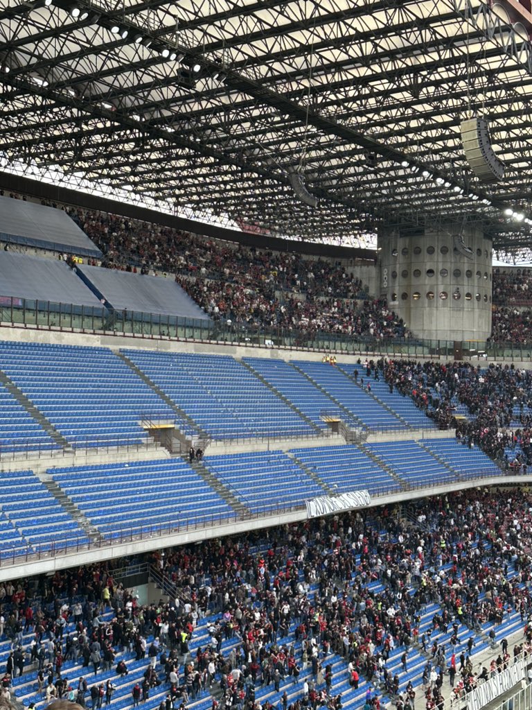 Sta tutto qui Vedete voi cosa volete fare @acmilan