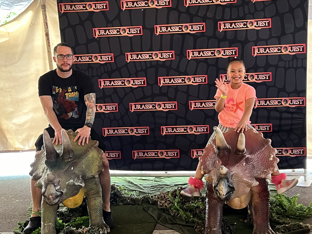 AZestyBayleaf's tweet image. Fun at Jurrasic Quest!