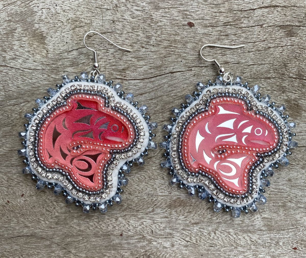 $80 Formline Salmon -pinkies! Free shipping as usual w code YODA🎉
@NDNbeadmarket 
@IndigenousBeads 

look-beadwork.myshopify.com