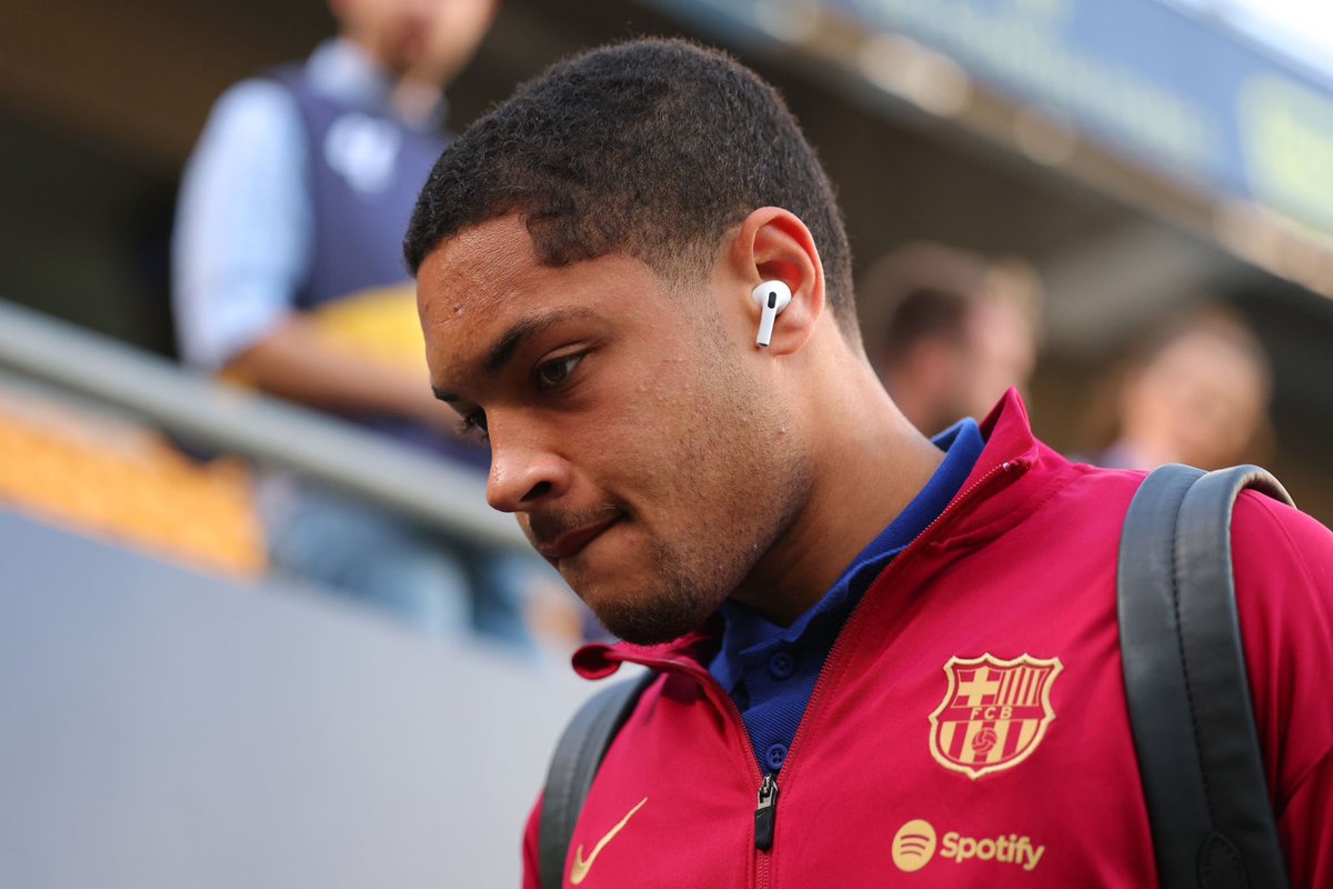 ❗️Vitor Roque looks depressed, even at home, due to his situation at Barça. — @mundodeportivo