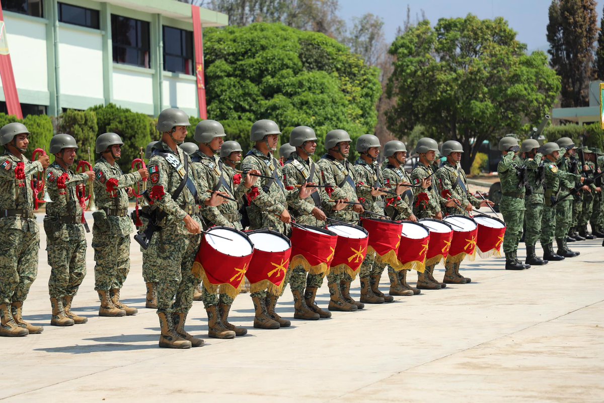 Junto al Gobernador @salomonj, participamos en la ceremonia conmemorativa al 162 Aniversario de la #BatallaDePuebla, y la Toma de Protesta de Bandera al personal de Soldados del S.M.N. Clase 2005, en el Campo Militar 28-A, de Santa María Ixcotel, Oaxaca. Sin duda, este hecho…