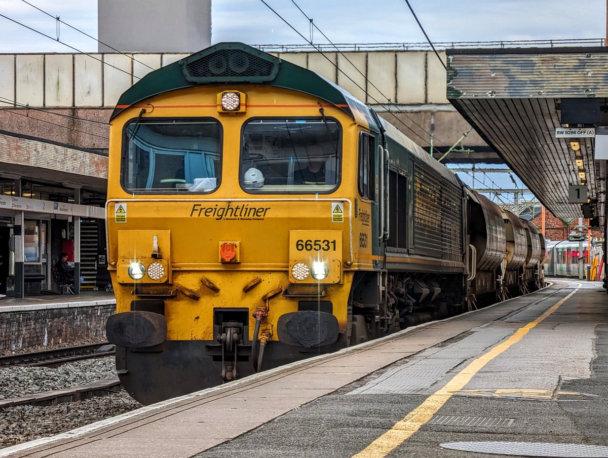 Today's Photo from the Stour 📸 

It's another day of Freightliner Action towards Liverpool with 66531 starting us off with a Load of Ballast. 👍

#DOTS #railwayphotography #trainphotography #class66 #freightliner #shed