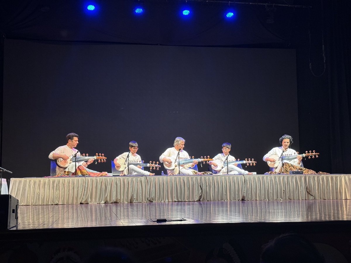 Divine! Attended a rare Sarod concert. ⁦Ustad Amjad Ali Khan, his sons Ayaan, Amaan and grand sons Zohaan and Abeer performed together at Mumbai’s Shanmukhanand Auditorium this evening. @AAKSarod⁩
