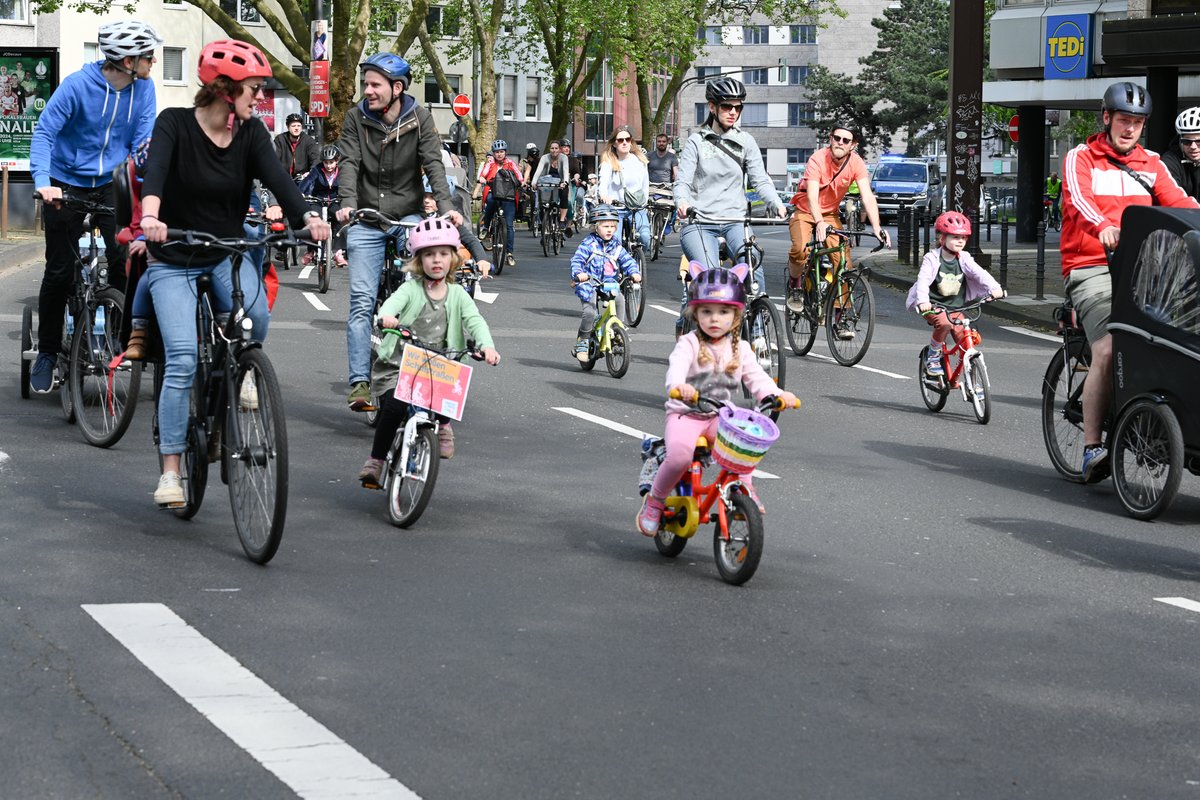 Das waren die Aktionswochen:Die #KidicalMass macht wahr, was vielerorts so schwierig scheint:Kinder bewegen sich sicher und selbständig mit dem Fahrrad.Danke 😍an alle, die sich stark gemacht haben für die gemeinsame Vision!kinderaufsrad.org #streetsforkids #strassenfüralle