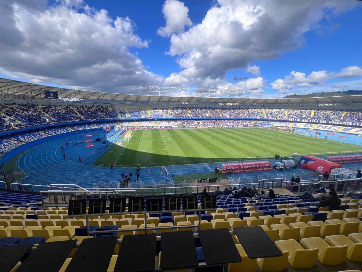 Cielos despejados.
Conexión Azul ya esta en el Ester Roa, con un pronóstico que indica que el partido debería jugarse sin agua lluvia.
Los jugadores ya reconocieron el campo y en minutos salen a realizar el trabajo precompetitivo.

#VamosLaU🔵🔴 #ConexionAzul