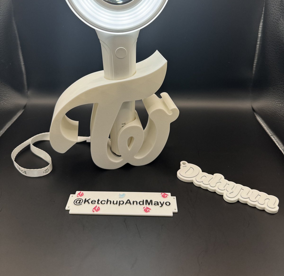 🌎Worldwide GA time! 1 winner on May 19. A White Universal Candybong stand for Dahyun’s 🎂 month. Ships to you free anywhere in the world! 🚨RULES🚨: REPOST♻️, FOLLOW🚶‍♂️, LIKE🤍! If this gets more than 200+ reposts I’ll do another GA this month!