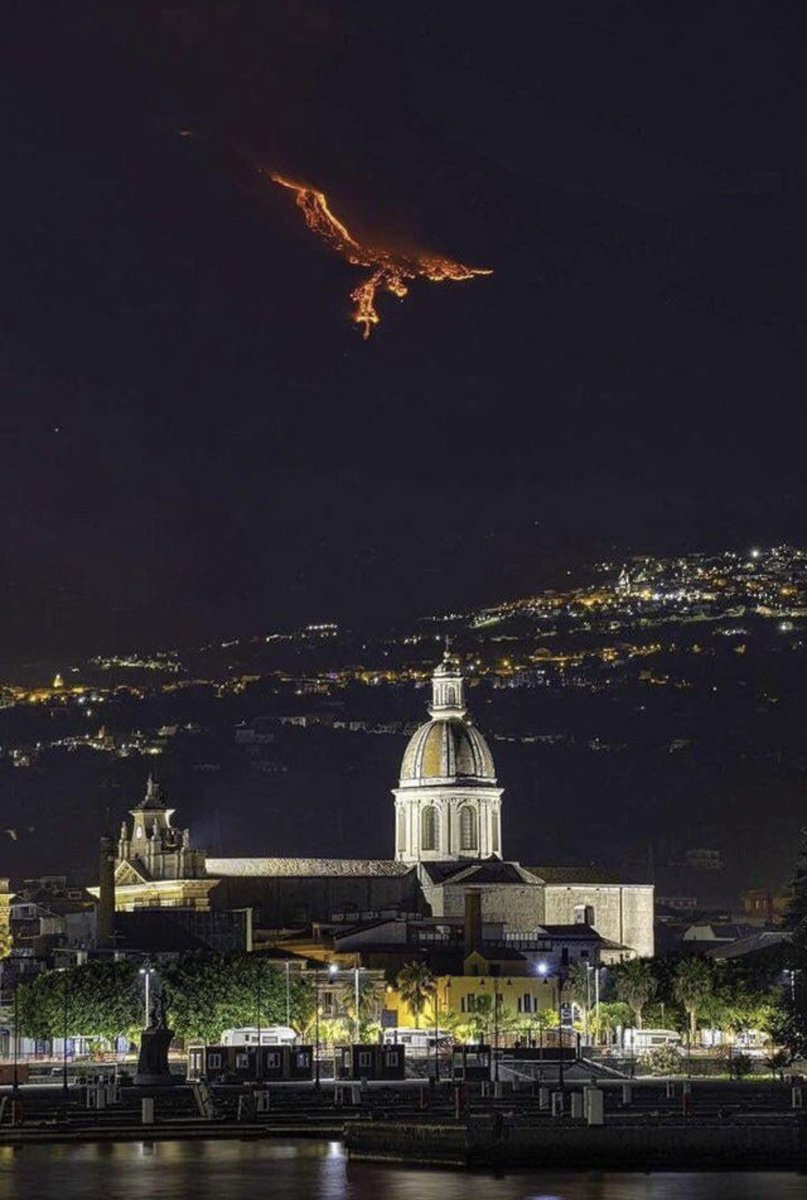 Eruption on Mount Etna (Sicily) looks like a Phoenix in the sky

📸 u/Lvexr/Reddit