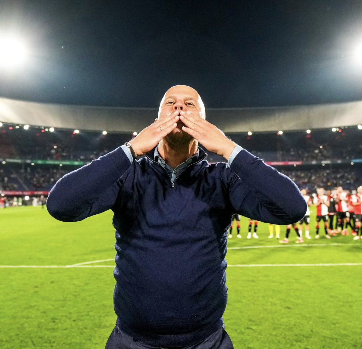 🚨 Arne Slot greeting the Feyenoord crowd at full time. They loudly sang “STAND UP FOR ARNE SLOT”

He was asked if it was a goodbye: “I agree it looked like that! They are expecting me to leave. That is something we could say...” @LewisSteele_