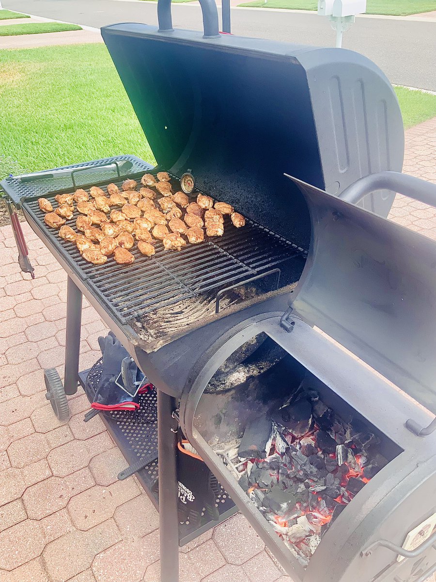 Wings using lump charcoal in the offset. Lightly sauced with Sriracha. ☀️🌴