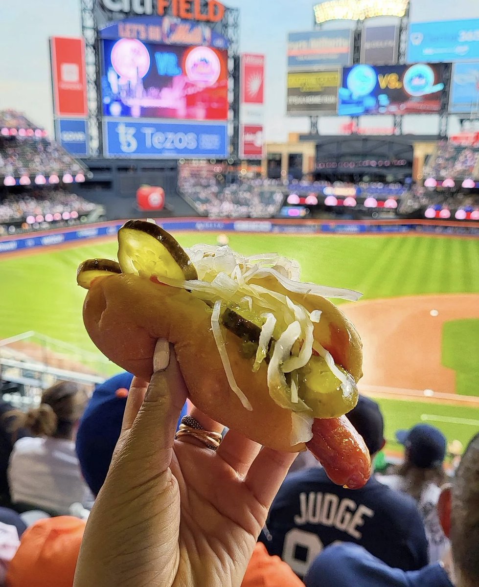 🌭 Chaque année au printemps, les New York Mets organisent leur 𝗗𝗼𝗹𝗹𝗮𝗿 𝗗𝗼𝗴 𝗡𝗶𝗴𝗵𝘁 où chaque hot dog est à 1$. Lors de leur dernier match à domicile, 44.269 hot dogs ont été vendus, un record pour la franchise !

📸 #Mets | #FanEngagement