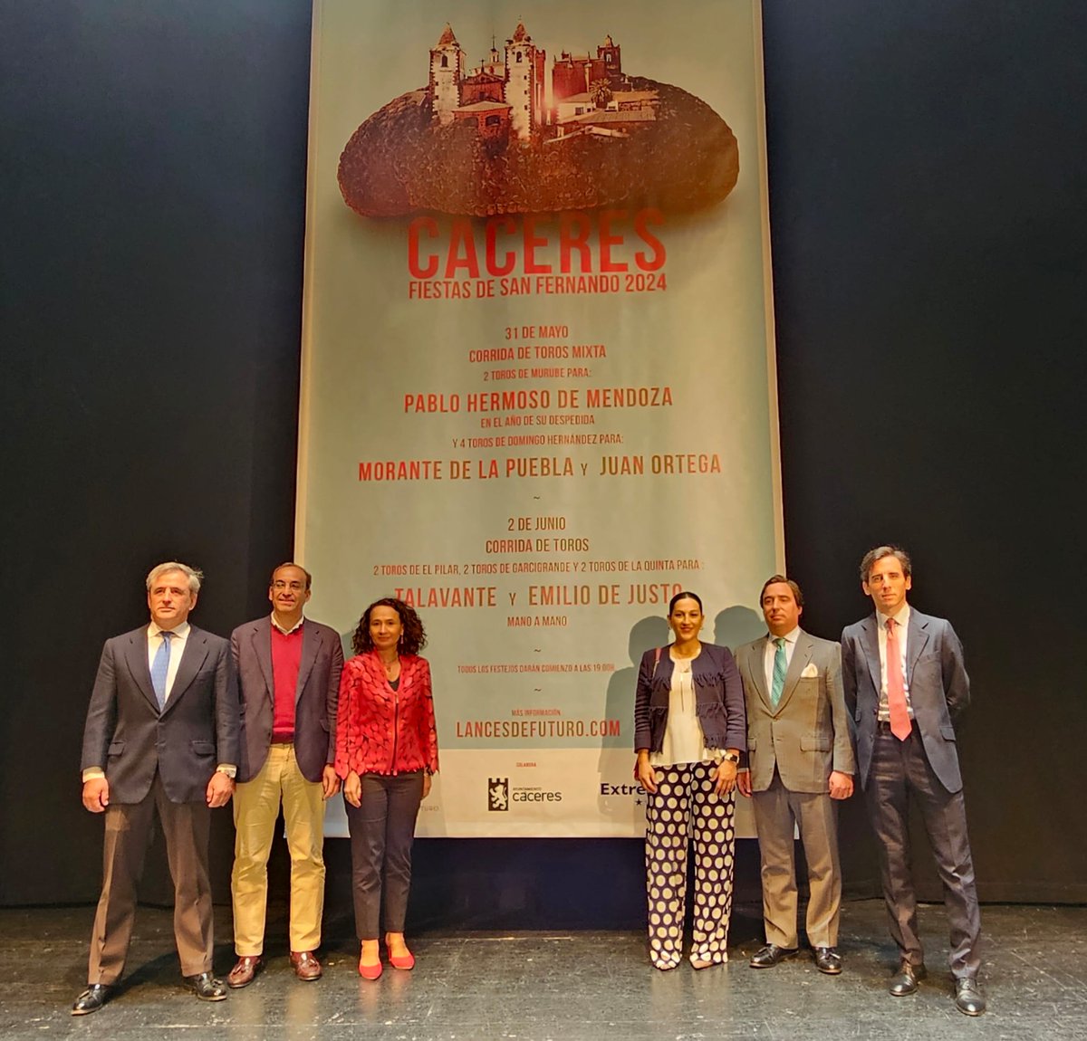 La presidenta del @TSJEXT, María Félix Tena Aragón, asiste a la gala de presentación del cartel taurino de las Ferias de San Fernando de Cáceres.