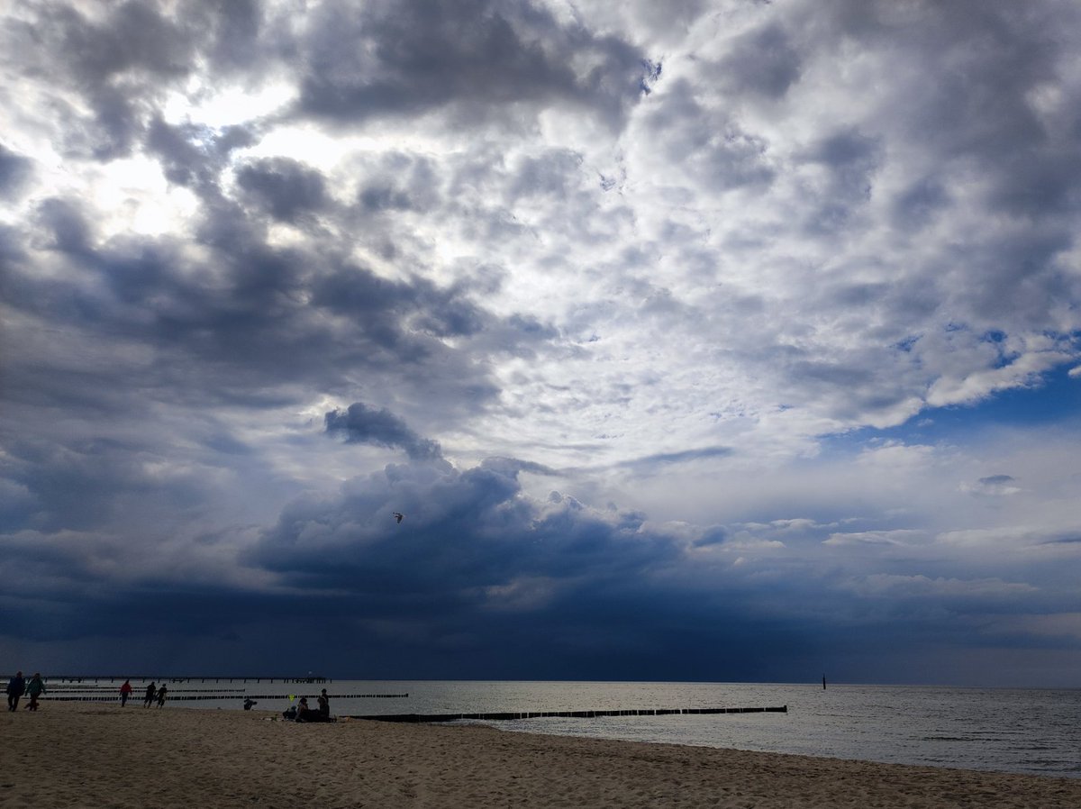 Diese dunkle Wetterwand
hat meinem Sonntagsspaziergang heute ein frühes und feuchtes Ende bereitet.
🌊🌦️
17 Uhr.
Füße im Wasser.
Kein Regenschirm.

#Ostsee
#GraalMueritz