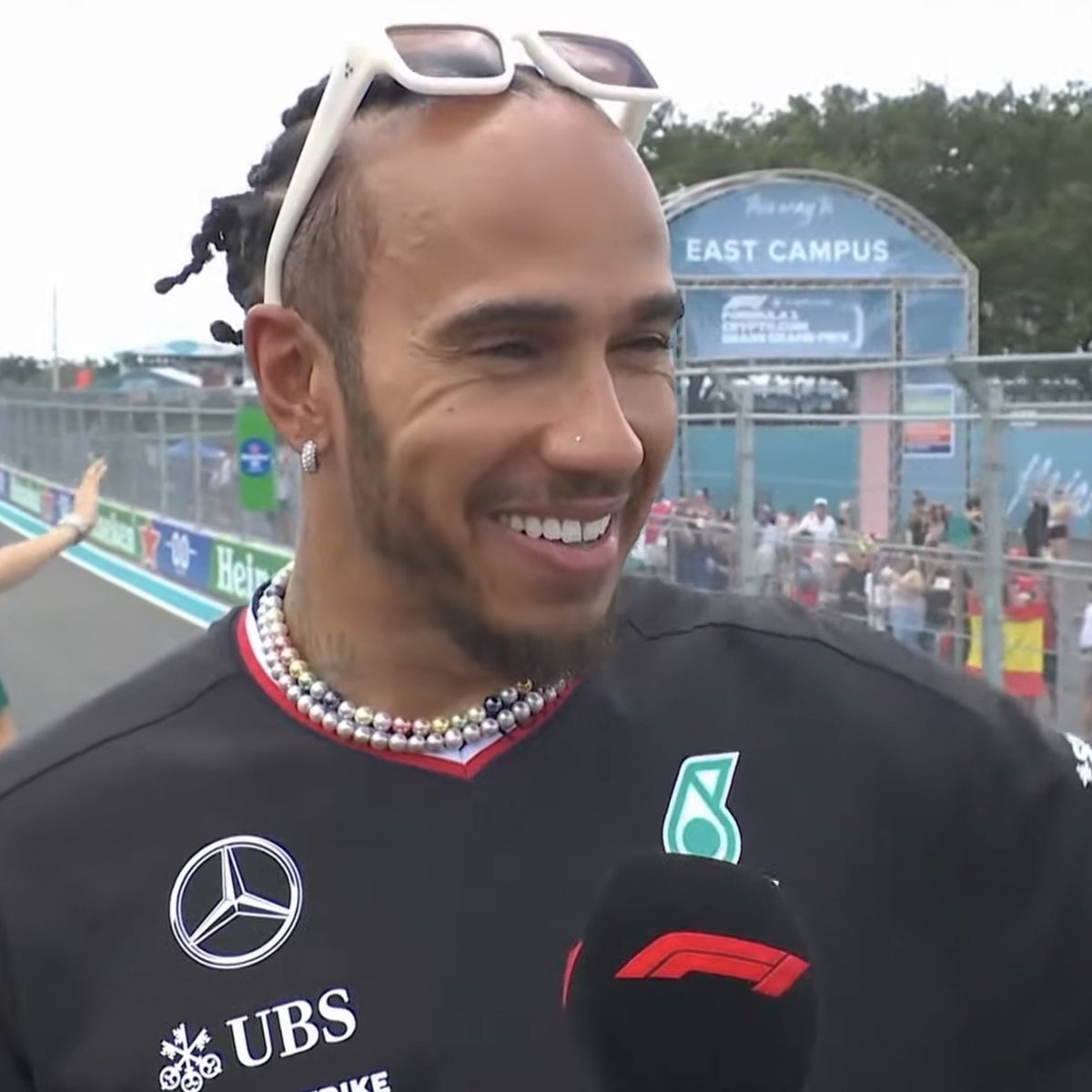 #MiamiGP 🇺🇸 | Lewis Hamilton: “I just spoke to Kevin [Magnussen] just now and I was like ‘I had a good time, and he said he didn’t.” 😆😆😂