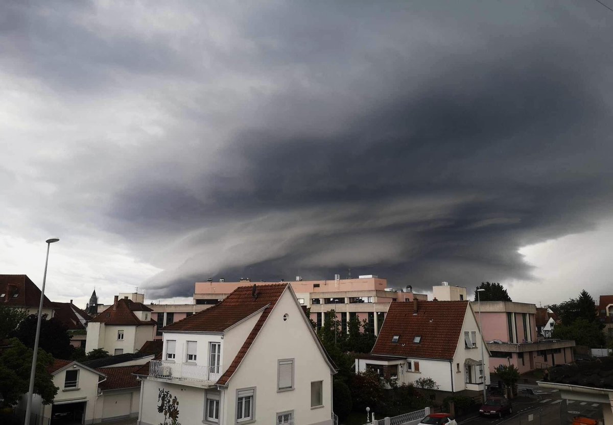 Orages localisés aujourd'hui en Alsace, notamment dans le nord du Bas-Rhin avec cette probable supercellule prise à Haguenau (67) par Enya M. 
#orages #Alsace