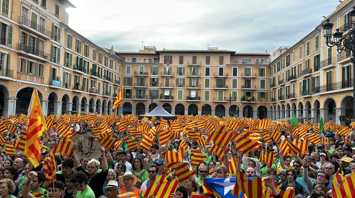 Històrica manifestació a Palma en defensa del català davant dels atacs de PP i Vox ccma.cat/324/historica-…