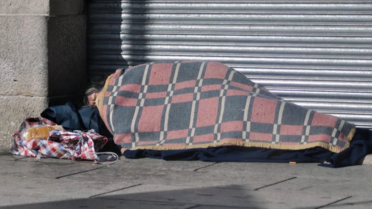 🚨URGENTE | LA CIUDAD DETERMINÓ QUE NO HAYAN MAS INDIVIDUOS DURMIENDO EN LAS CALLES Tras quejas de vecinos de gente durmiendo en pleno centro o barrios de CABA, se los desalojarán. Wolf sostuvo que quienes se resistan, 'se le saca el colchón y se tiene que ir' ➡️ Apoyas?