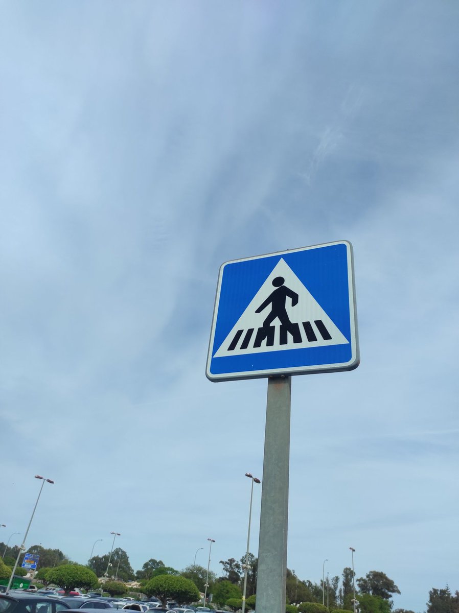 semejante_angel's tweet photo. Aquí no solo estamos observando a primera vista una figura plana en esta señal, sino que dentro de la misma podemos observar tres triángulos diferentes. Un triángulo equilátero y dos triángulos rectangulares e isósceles
#didgeometria3e
#geometriaplanauma3e https://t.co/u9hKZUKBxV