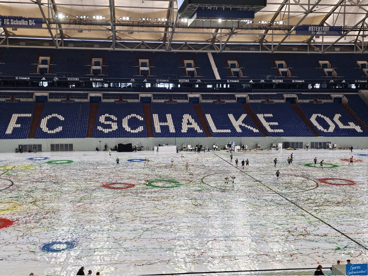 #Weltrekord in #Gelsenkirchen geglückt! In der Arena AufSchalke entstand im Rahmen des Projektes 'Colourful Art of Football' auf 13.033,85 qm Leinwand das größte Bild der Welt. Künstler Christian Nienhaus und seine Helfer:innen stellten Spielzüge aus der Fußballgeschichte nach.