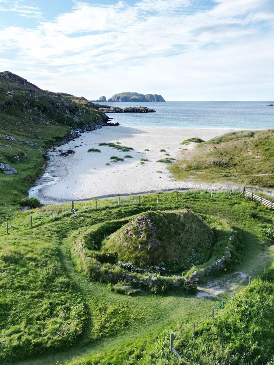 Fascinating history & stunning landscapes all in one place! 🌊 Have YOU visited the #OuterHebrides? 😍

📍 Bosta Iron Age House, Isle of Lewis 📷 IG/wayfaringkiwi