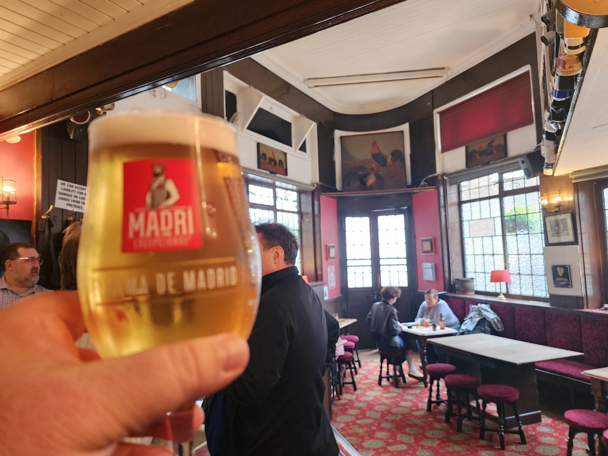 LachlanB_'s tweet photo. Proper pub. 👌🏻
#TheCockpit #PubRoof #London
With @AvGeek4All - Legend 🙌🏻 https://t.co/V3FRfySbtx