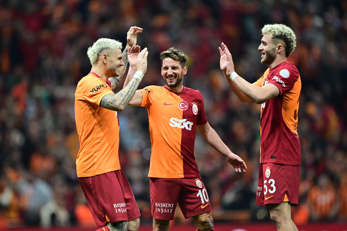 3+ - Süper Lig'deki son dört maçında da en az üç gol atan @GalatasaraySK, Ağustos-Eylül 2012 arasından (4 maç) bu yana en uzun serisine ulaştı. 6-1 vs Sivasspor 3-0 vs Adana Demirspor 4-1 vs Pendikspor 4-0 vs Alanyaspor Doludizgin.