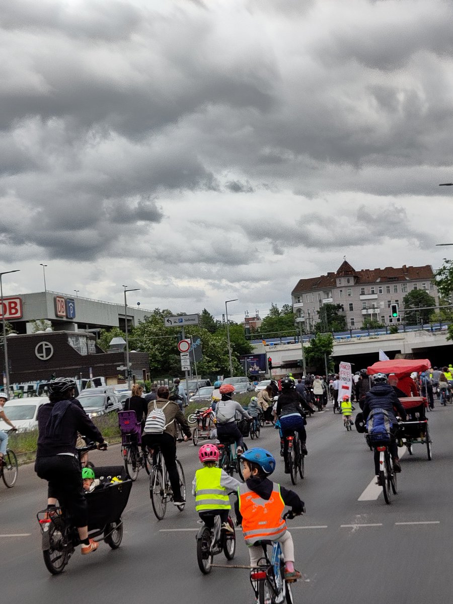 Unsere Kidical Mass in Tempelhof-Schöneberg war super mit 300 Teilnehmer*innen an der Jugendverkehrsschule am Sachsendamm🥳🚲 
'Straßen sind für alle und alle Wege sind auch Schulwege' - da waren wir uns alle einig👍