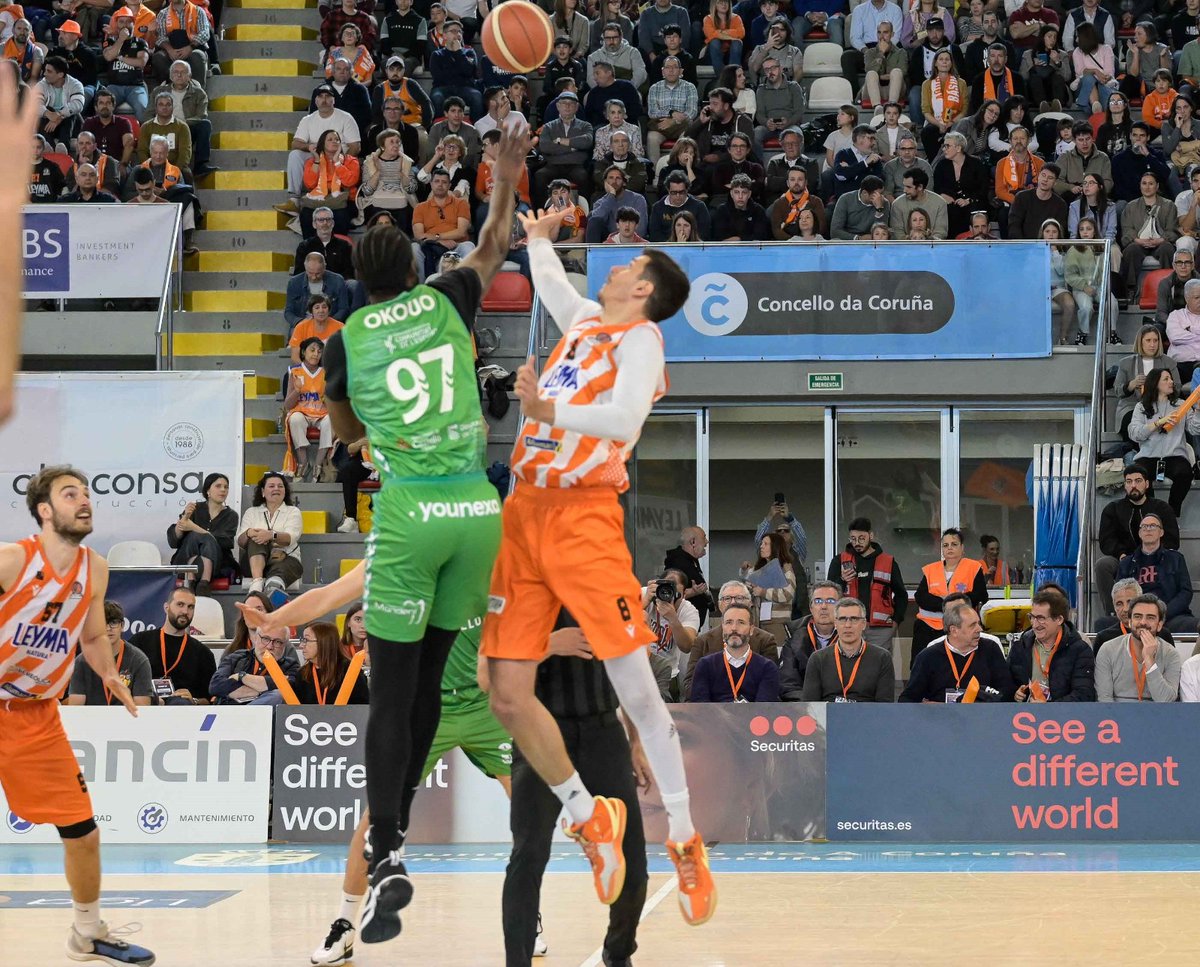 🍊 O @basquetcoruna segue avanzando cara ao ascenso cunha nova vitoria en #OFornodeRiazor, hoxe fronte a @amics_castello

⛹️ @DiegoCalvoPouso asistiu ao encontro, correspondente á xornada 33 da #LEBOro
