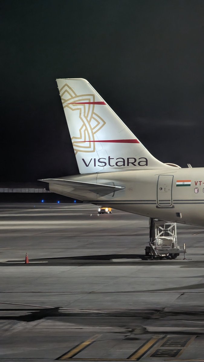 It's a tail day
@airvistara Retro livery aircraft spotted at @miagoaairport 

#SpotVistara # Airbus #avgeeks #aviationlovers #PlaneSpotting #goa #Delhi #tatagrpup