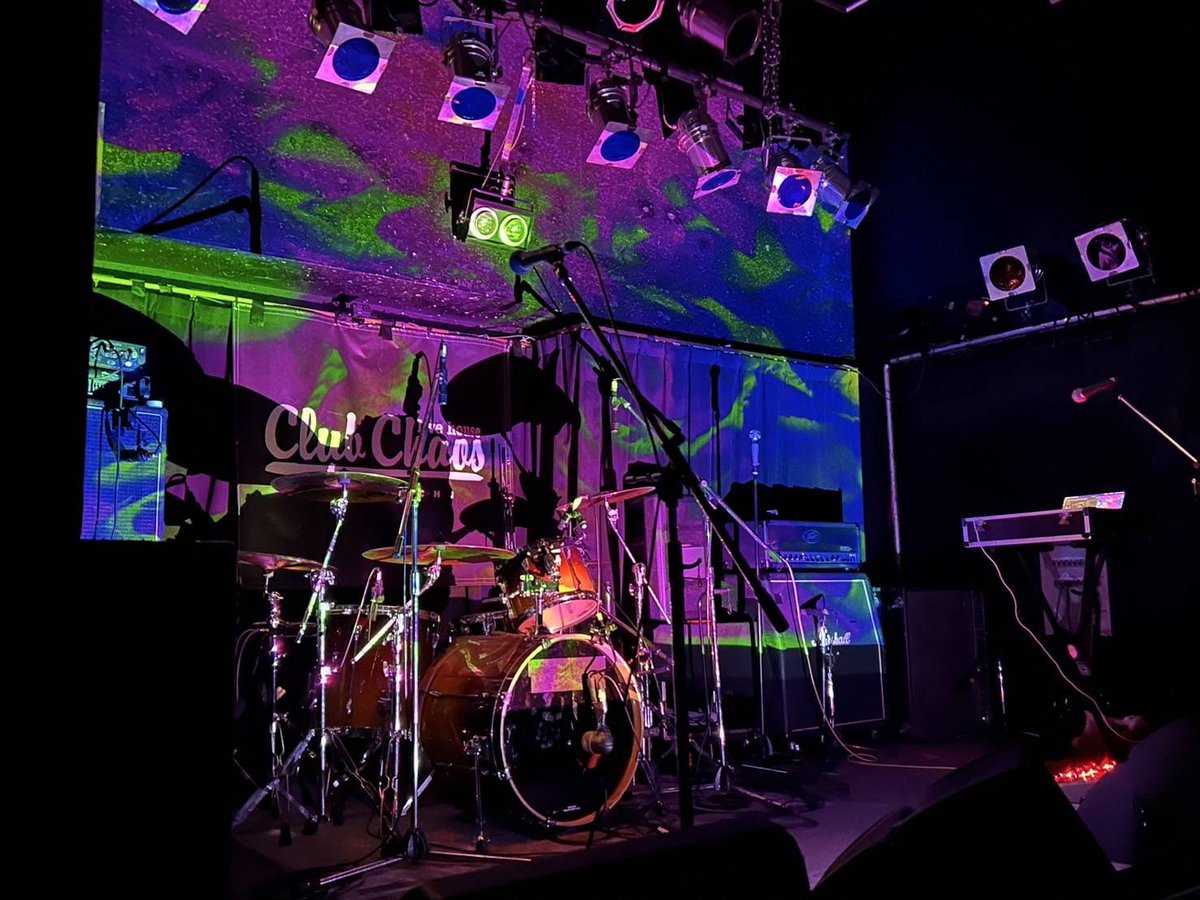 四日市ケイオスありがとうございました〜！！もうね、何か起こるのがライブですから。ね。
お久しぶりの∀LBAめちゃ良かったしeleanorも最高でした〜！
遊びに来てくれた皆様ありがとうございました！
てか後から知ったんですけど、eleanorと、ケイオスで、丸10年前にご一緒してたという…びっくり👀