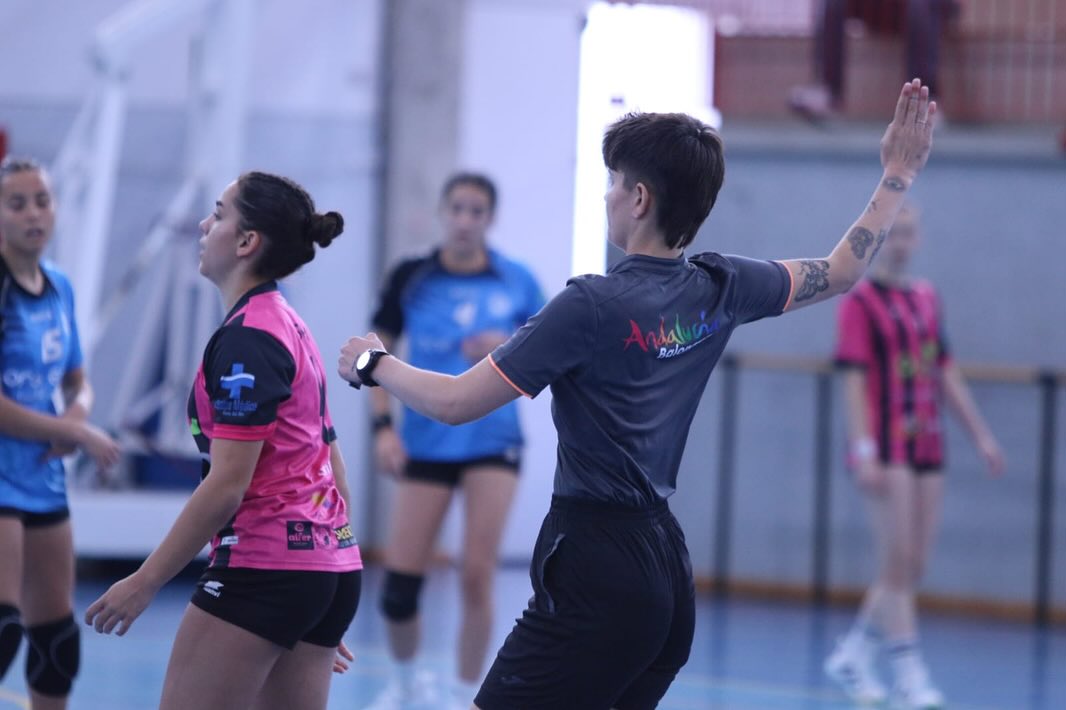 ctafabm's tweet photo. 💪𝐃𝐈́𝐀 𝐝𝐞 𝐅𝐈𝐍𝐀𝐋𝐄𝐒🔚

🧑‍⚖️Nuestros colegiados suman la experiencia de dirigir el 𝒅𝒆𝒔𝒆𝒏𝒍𝒂𝒄𝒆 del #Cadeba24 🏆 cadete 𝒎𝒂𝒔𝒄𝒖𝒍𝒊𝒏𝒐 y 𝒇𝒆𝒎𝒆𝒏𝒊𝒏𝒐

🤩 Nosotros ya 𝐆𝐀𝐍𝐀𝐌𝐎𝐒 con estas fotos

📸 @raulromeroj  y @enjeinequenada https://t.co/qersrqoW8d
