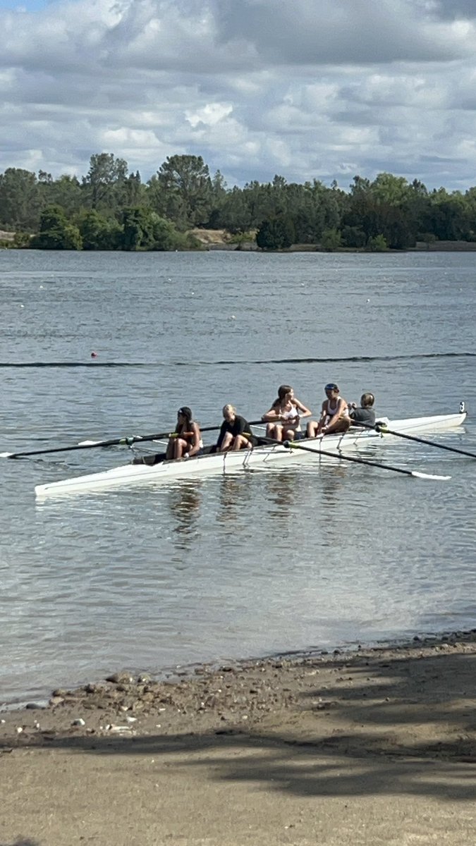 OLCoachCam's tweet photo. So proud of my baby! She’s only an 8th grader and qualified for Regionals in her first year of rowing. Fell a little short of earning a trip to Nationals. But skies the limit. 4 more years to keep improving! #GoKira #ProudDad #CrewLife🚣♀️ #LongBeachJrCrew https://t.co/UzyOcFBbAS