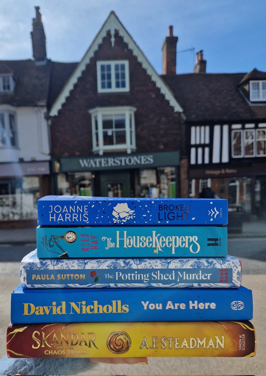 WstoneTenterden's tweet photo. Here's a selection of last week's bestsellers here at Waterstones Tenterden! 📚

Some fantastic spring reads here that are popular with both our customers and us booksellers  🌤

#BookRecommendations #Readerscommunity #Tenterden https://t.co/eIIIAtUla1