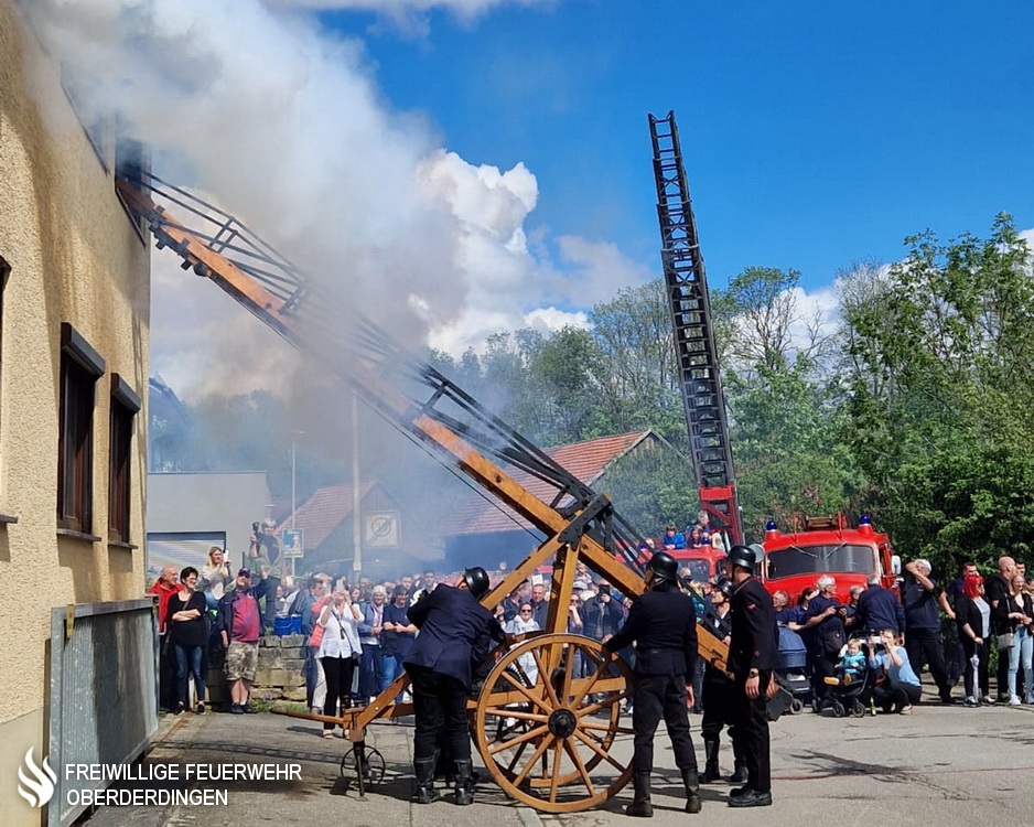 Am Sonntag fand das 150-jährige Jubiläum der Feuerwehr Vaihingen an der Enz, Abteilung Enzweihingen statt. Zu diesem besonderen Anlass wurde die Feuerwehr Oberderdingen eingeladen. Die Abteilung Oberderdingen präsentierte den Einsatzleitwagen ELW 1.
Mehr: ogy.de/a5ct