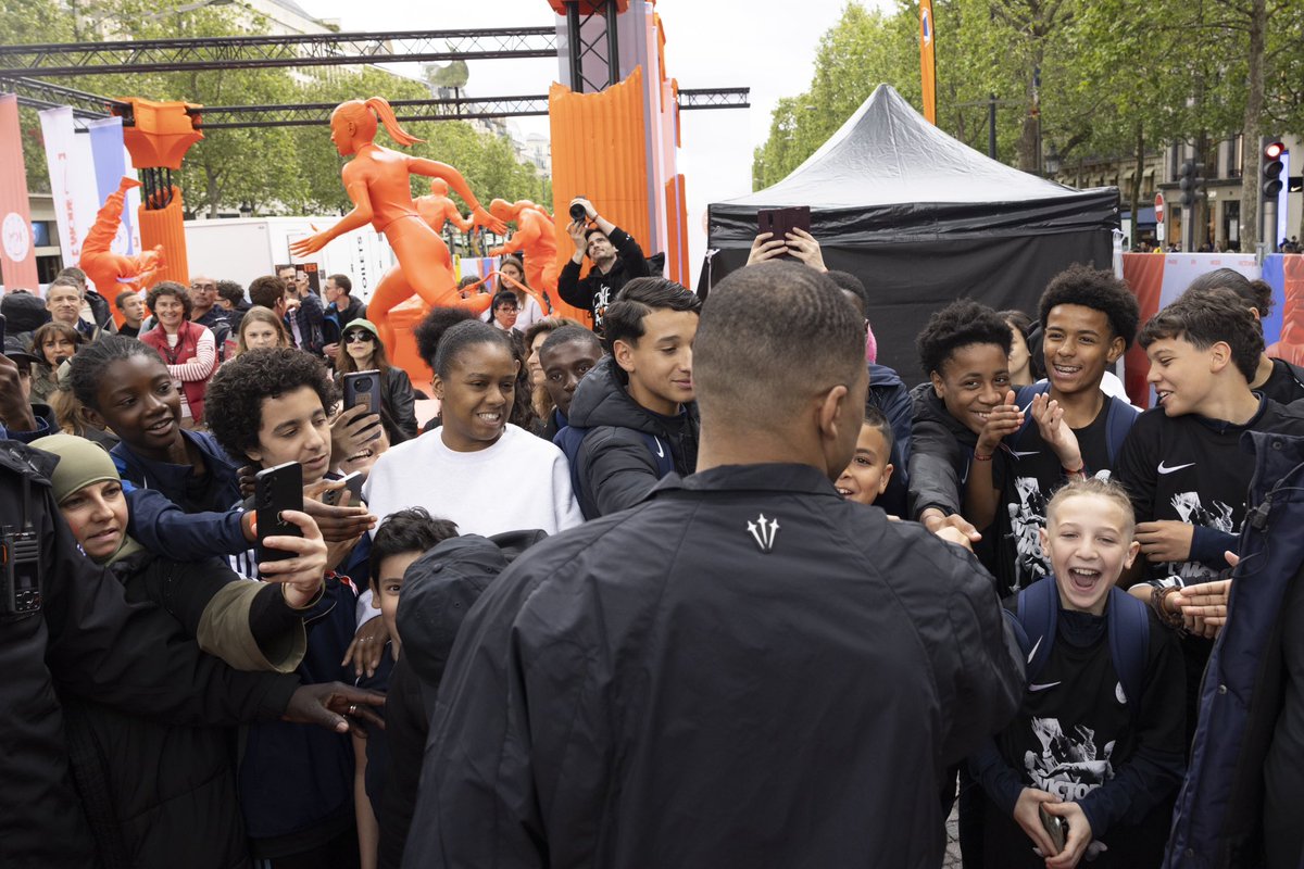 Kylian Mbappé a lancé la tournée Nike Victory Mode à travers un premier événement multisport à destination des jeunes athlètes !

Plus de 2 000 jeunes ont participé à différents épreuves sportives ⚽️🎾🏀

« Il y a un an, j'ai voulu, avec ma fondation, organiser un défi sportif…