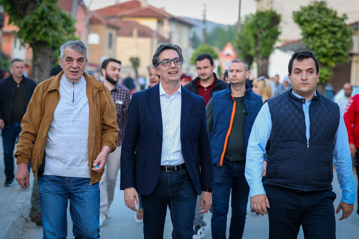 Јас нудам прогрес, тие нудат враќање назад. Ние ја внесовме државата во НАТО и почнавме преговори со ЕУ, тие најавуваат репреговарање на договорите кои го овозможија тоа. Со нас има слобода на говор, тие, ако се дограбат до власт, ќе апсат новинари и ќе имаме режим број 2.

Во