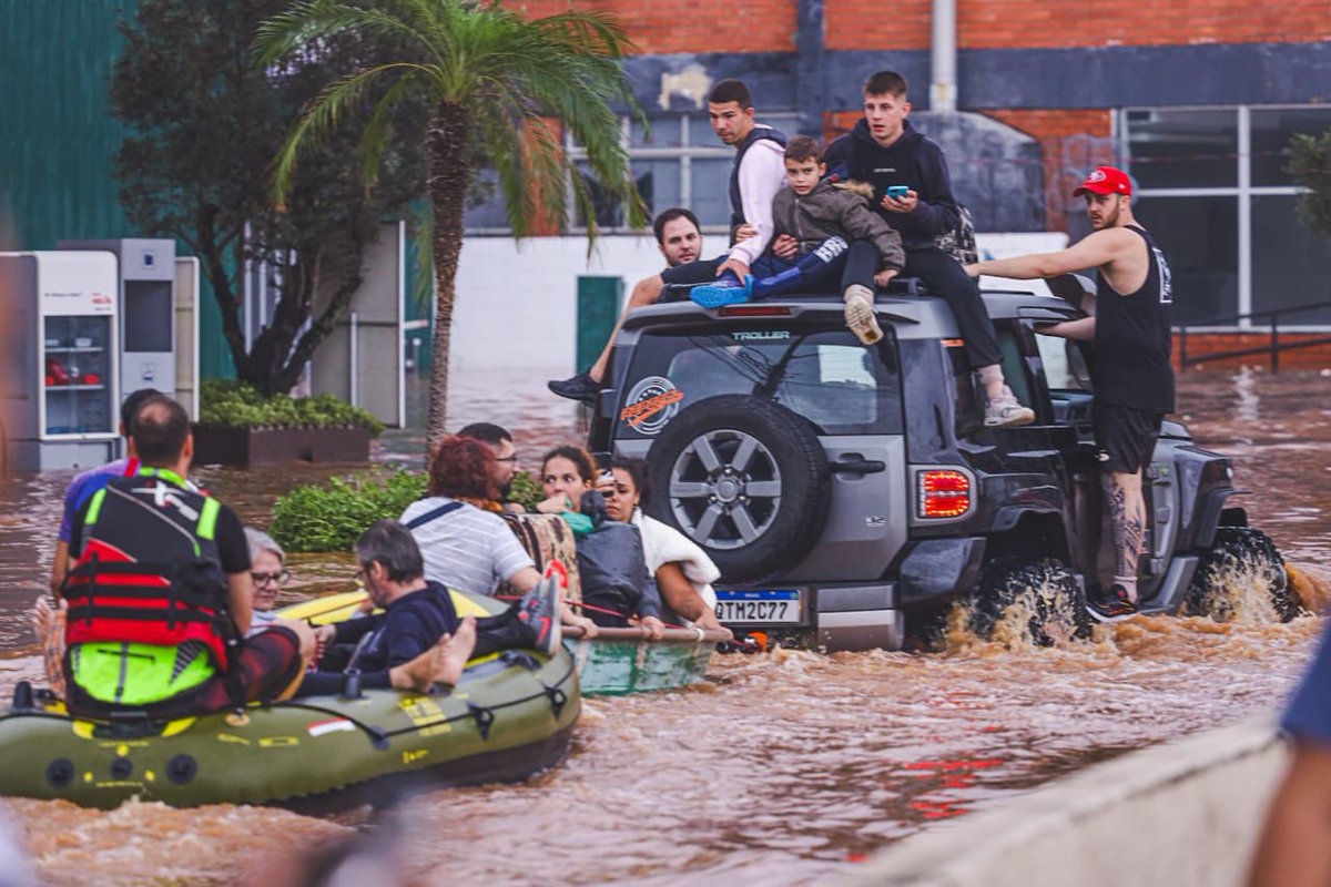 🔴 AGORA | Prefeito de Porto Alegre aconselhou os moradores da capital que tenham casa no Litoral a viajarem para as praias. A justificativa é o risco de a cidade colapsar, o que já ocorre. A @metsul alerta que, mesmo o Guaíba baixando, a enchente seguirá por dias.