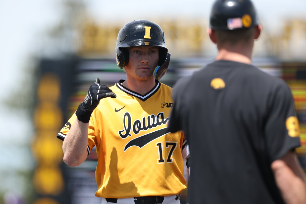🤙🤙🤙 @Andyynelsonnn singles up the middle scoring @hennings_connor! B2 | Iowa 2, Northwestern 0 #Hawkeyes