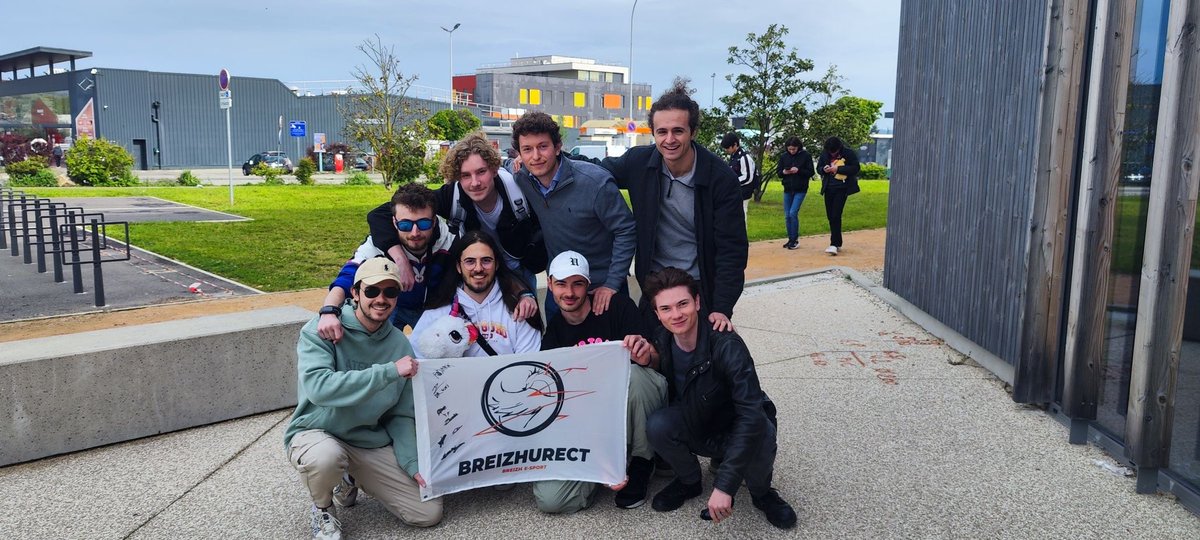 Regardez comme ils sont beau ! Nos phœnix étaient présent dans le public de <a href="/PlayAllForOneFR/">Overwatch AllForOne France</a> ! On as vécu un moment incroyable merci AFO de nous avoir permit d’assister à cette événement !