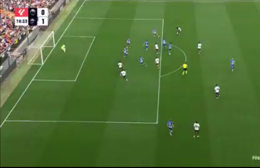 AlexDominguezTW's tweet photo. ¿Esto lo van a explicar o no interesa al @CTARFEF? Dos jugadas IGUALES en 6 días con fuera de juego posicional de Fermín y Peter Federico. El gol del Barça sube al marcador y el gol del Valencia es anulado. Arbitraje y comité de chiste o comprado. Que lo aclaren. Vergüenza. https://t.co/wOegQ7orue
