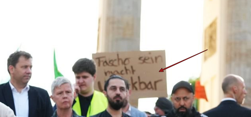 Warum verdeckt Ricarda Lang dieses Schild?
Ich finde, jeder sollte lesen können, was auf diesem Schild steht.

„Fascho sein macht unfickbar“

Solche Leute nehmen also an der Demo „gegen Hass und Gewalt“ teil.

Genau mein Humor.
#b0505